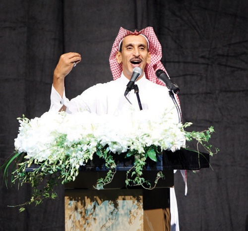 البدر «يؤنسن» الشعر ويمنح سماء الرياض «ومضاً» استثنائياً