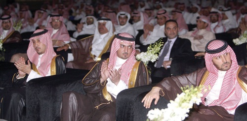 البدر «يؤنسن» الشعر ويمنح سماء الرياض «ومضاً» استثنائياً