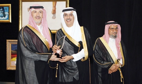 البدر «يؤنسن» الشعر ويمنح سماء الرياض «ومضاً» استثنائياً
