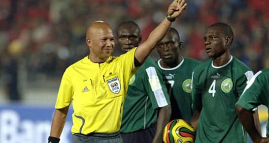 الحكم الجنوب أفريقي جيروم دامون يعيش حلمه في كأس العالم 2010