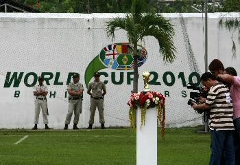 المكسيك تتعادل مع جنوب أفريقيا في المباراة الافتتاحية لكأس العالم 2010 خلف القضبان