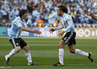 أمانة الجوف تزين المسطحات الخضراء بشاشات كبيرة لمتابعة كأس العالم