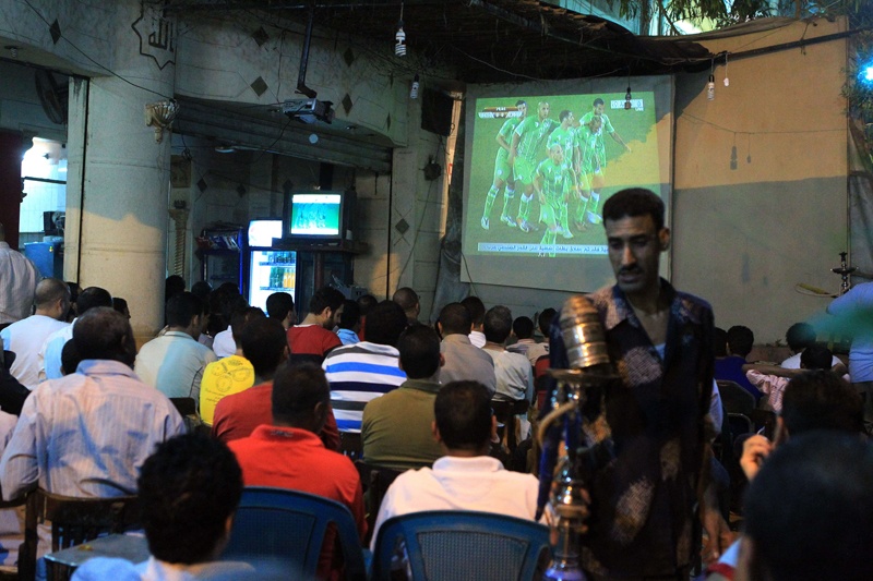 مشجعوا منتخب الجزائر يحتفلون بطريقتهم الخاصة بعد تعادلهم أمس مع انجلترا