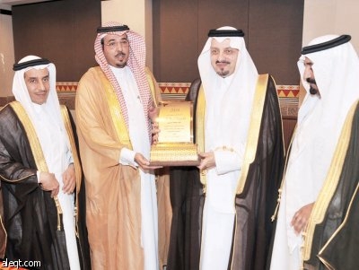 أمير عسير يدعو إلى توظيف الشباب والتصدي لظاهرة التستر على العمالة