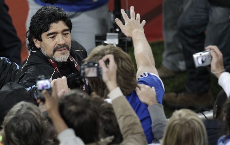 مارادونا يكرر انتقاداته لجابولاني ويوجه رسالة جديدة لبيليه وبلاتيني وبيكنباور