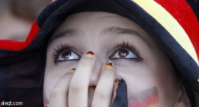 المكائن الألمانية تدك الحصون الإنجليزية برباعية تاريخية