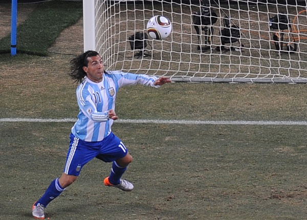 تيفيز أفضل لاعب في مباراة الأرجنتين والمكسيك