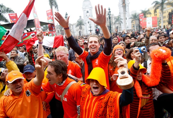 الهولنديون يحتفلون بعد التخلص من عقدة البرازيل