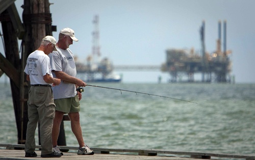 الاحوال الجوية السيئة تعرقل جهود مكافحة البقعة النفطية في خليج المكسيك