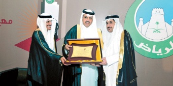 أمين مدينة الرياض يكرم «العربي الوطني»