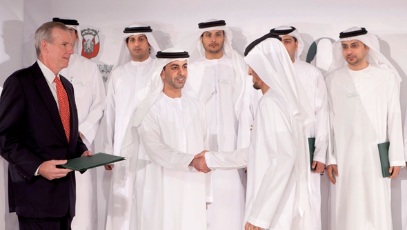 الخريجون درسوا مهارات القيادة 15 شهرا بين فرنسا وسنغافورة وأبوظبي