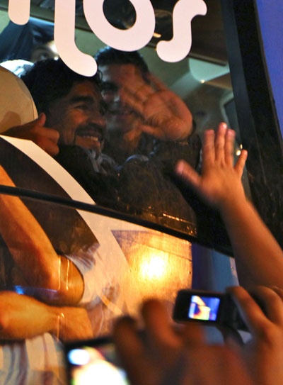 مارادونا يبكي تأثرا بالاستقبال الحاشد للمنتخب الأرجنتيني