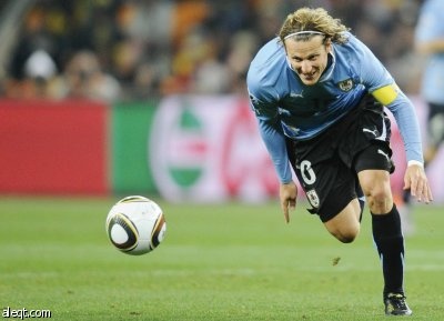 فورلان يفوز بالكرة الذهبية بعد اختياره كأفضل لاعب في البطولة
