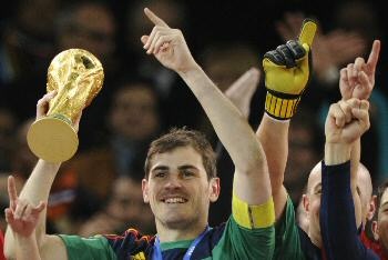 الأسباني كاسياس يفوز بجائزة أفضل حارس مرمى في مونديال 2010