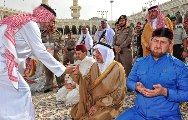 أمير مكة المكرمة يتشرف بغسل الكعبة المشرفة
