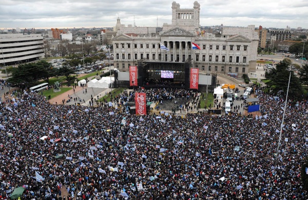 عاشقو السماوي  يحتفون بالمنتخب علي درج  برلمان  أوروجواي