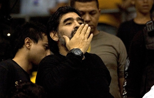 الاتحاد الأرجنتيني يحاول أقناع مارادونا بالبقاء في منصبه