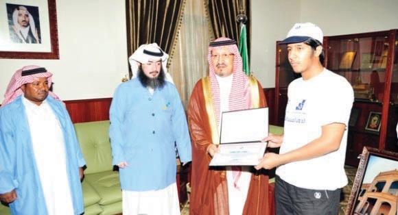 محافظ الخرج يكرم المشاركين في الدورات الصيفية المهنية