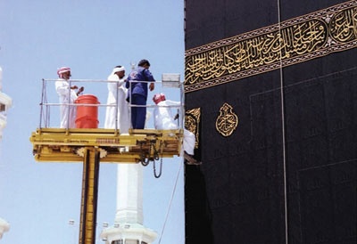 120 كيلو جرام من أسلاك الذهب تستخدم في صناعة كسوة الكعبة