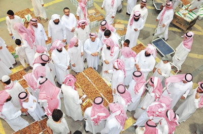 تذبذب في أسعار تمور بريدة .. وصرف الرواتب ينعشها