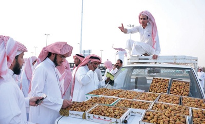 تذبذب في أسعار تمور بريدة .. وصرف الرواتب ينعشها