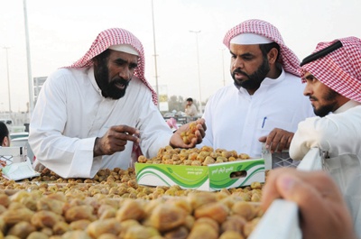 تذبذب في أسعار تمور بريدة .. وصرف الرواتب ينعشها