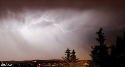 ابتكار مدهش .. جمع الكهرباء من الصواعق والرطوبة