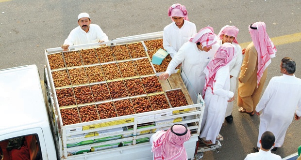 تمور القصيم ترفع الطلب على الكرتون إلى 40 مليون عبوة مختلفة المقاسات
