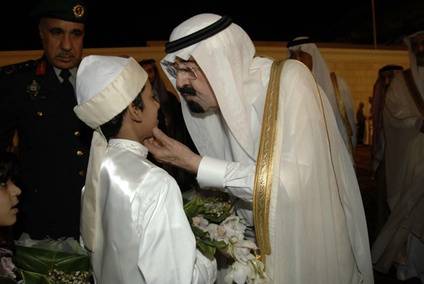 خادم الحرمين الشريفين يدشن مشروع سقيا زمزم بتكلفة 700 مليون ريال