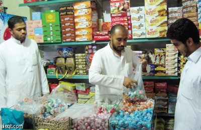 باعة حلويات يستغلون الإقبال بتمرير بضاعة «مجهولة المصدر»