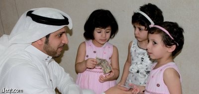 العيدية من «حب القريض» إلى التفنن في تقديمها بأسلوب عصري