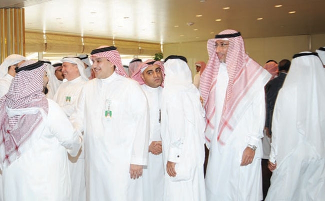 البنك الأهلي يعايد موظفيه