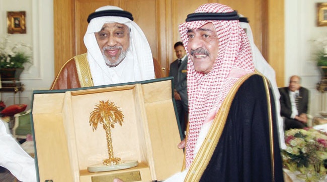 الأمير مقرن يكرم رجال الأعمال في جدة على مساهمتهم في دعم جامعة البيان