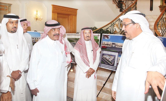 الأمير مقرن يكرم رجال الأعمال في جدة على مساهمتهم في دعم جامعة البيان