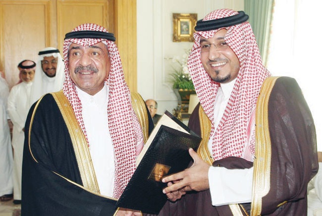 الأمير مقرن يكرم رجال الأعمال في جدة على مساهمتهم في دعم جامعة البيان