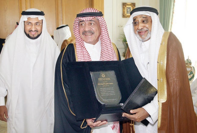 الأمير مقرن يكرم رجال الأعمال في جدة على مساهمتهم في دعم جامعة البيان
