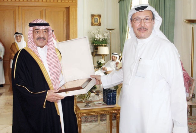 الأمير مقرن يكرم رجال الأعمال في جدة على مساهمتهم في دعم جامعة البيان