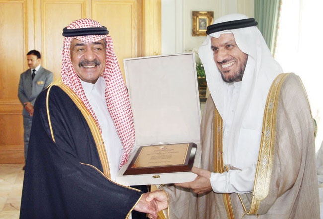 الأمير مقرن يكرم رجال الأعمال في جدة على مساهمتهم في دعم جامعة البيان