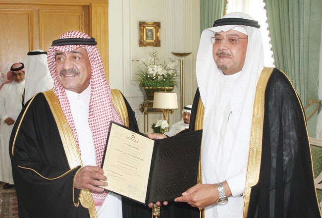الأمير مقرن يكرم رجال الأعمال في جدة على مساهمتهم في دعم جامعة البيان