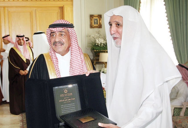 الأمير مقرن يكرم رجال الأعمال في جدة على مساهمتهم في دعم جامعة البيان