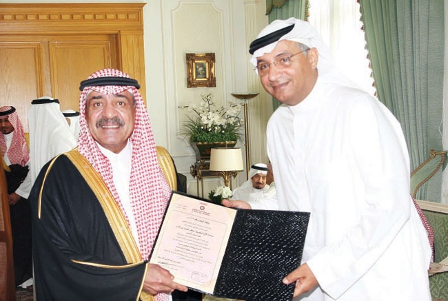 الأمير مقرن يكرم رجال الأعمال في جدة على مساهمتهم في دعم جامعة البيان