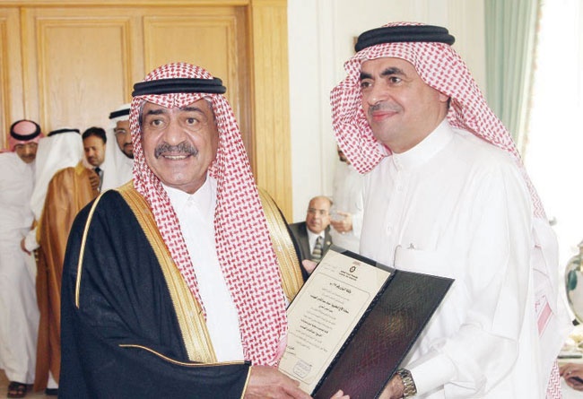 الأمير مقرن يكرم رجال الأعمال في جدة على مساهمتهم في دعم جامعة البيان