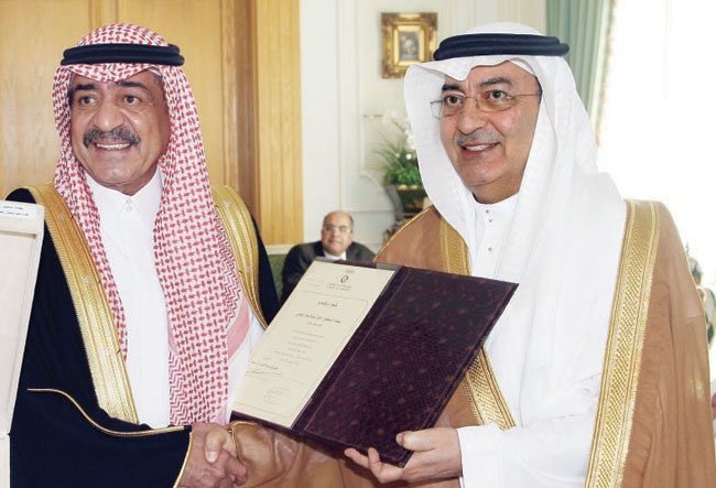 الأمير مقرن يكرم رجال الأعمال في جدة على مساهمتهم في دعم جامعة البيان