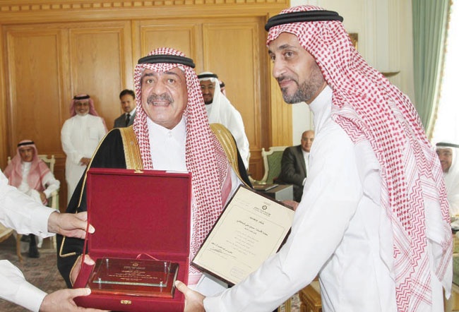 الأمير مقرن يكرم رجال الأعمال في جدة على مساهمتهم في دعم جامعة البيان