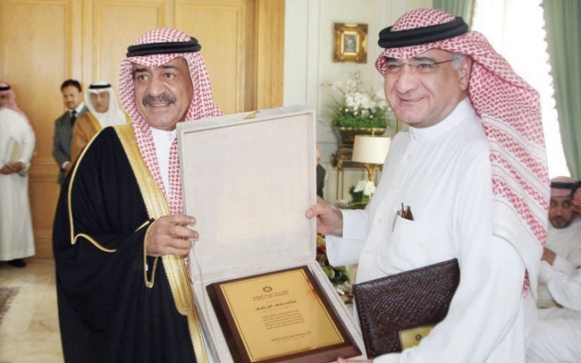 الأمير مقرن يكرم رجال الأعمال في جدة على مساهمتهم في دعم جامعة البيان