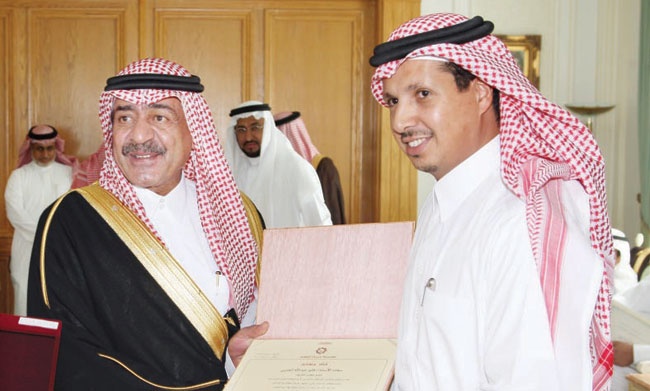 الأمير مقرن يكرم رجال الأعمال في جدة على مساهمتهم في دعم جامعة البيان