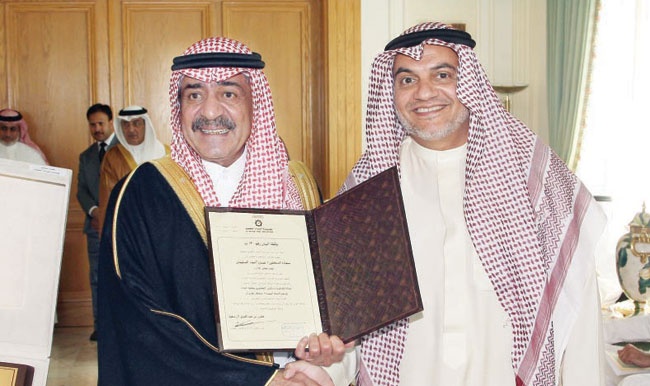 الأمير مقرن يكرم رجال الأعمال في جدة على مساهمتهم في دعم جامعة البيان