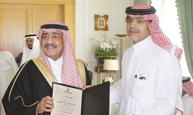 الأمير مقرن يكرم رجال الأعمال في جدة على مساهمتهم في دعم جامعة البيان