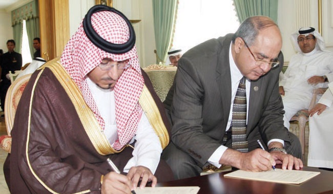 الأمير مقرن يكرم رجال الأعمال في جدة على مساهمتهم في دعم جامعة البيان