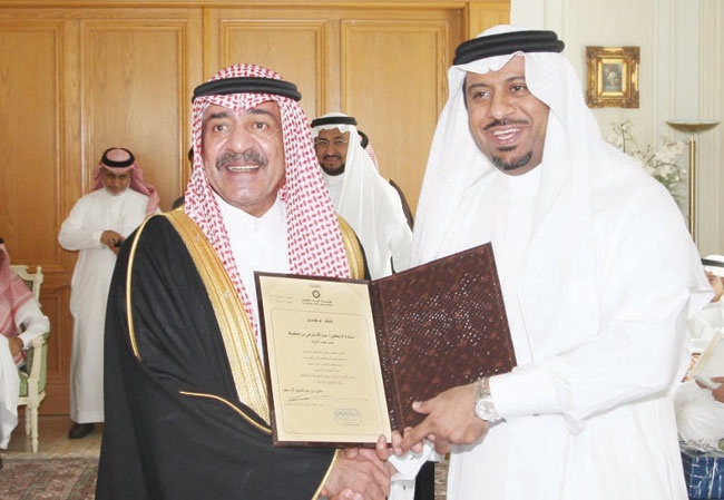 الأمير مقرن يكرم رجال الأعمال في جدة على مساهمتهم في دعم جامعة البيان